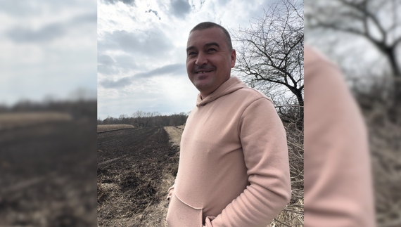 Володимир Скляр біля городу, який уже обробляє