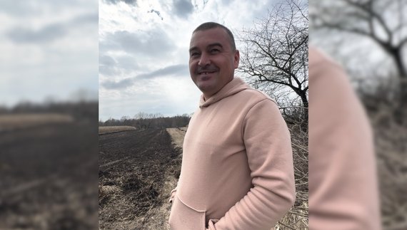 Володимир Скляр біля городу, який уже обробляє