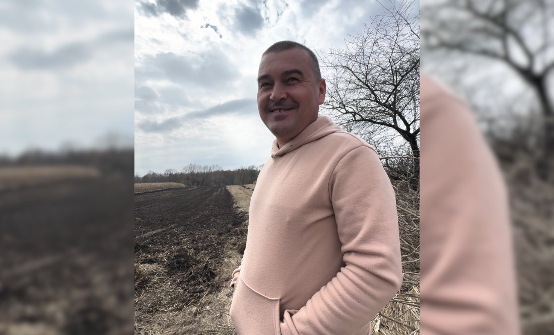 Володимир Скляр біля городу, який уже обробляє