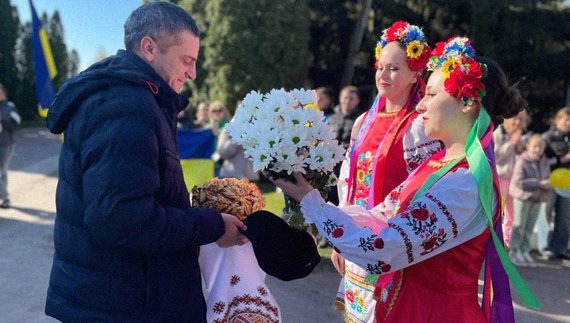Люди зустрічають звільненого з полону Миколу Огієнка