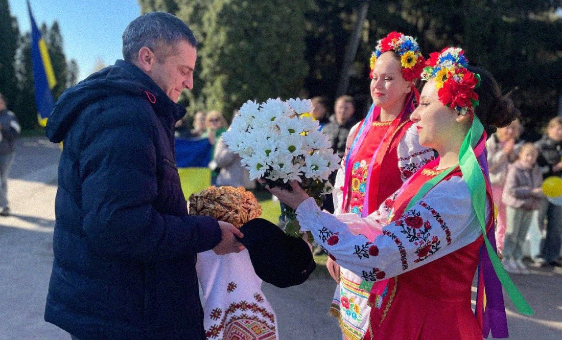 Люди зустрічають звільненого з полону Миколу Огієнка