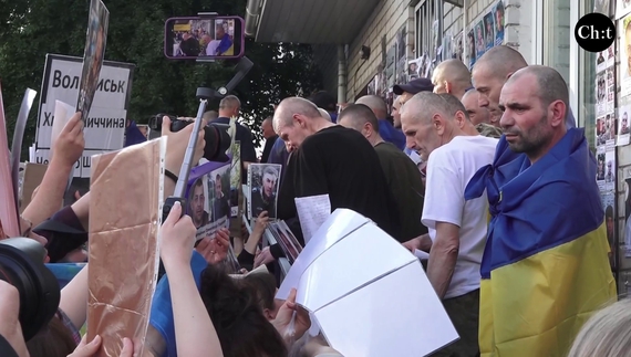 Попри біль від поранень і втому воїни намагалися розгледіти у натовпі фото знайомих побратимів