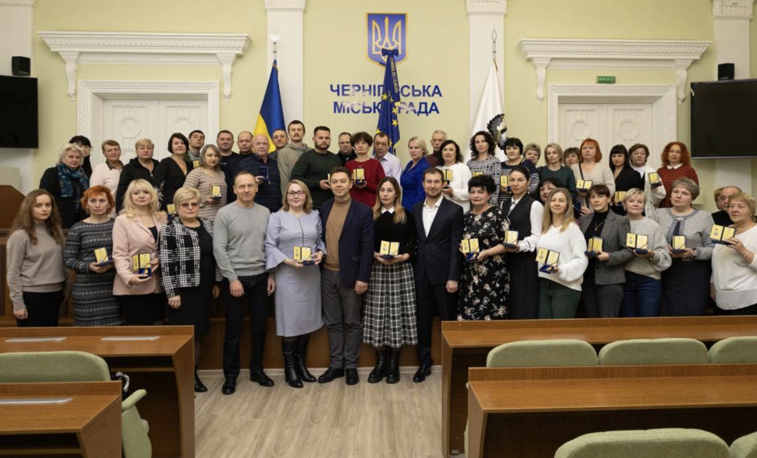 Звільнений мер Атрошенко продовжує роздавати нагороди. Це не всім до вподоби