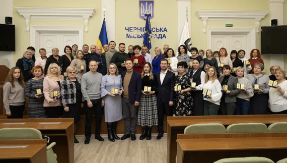 Звільнений мер Атрошенко продовжує роздавати нагороди. Це не всім до вподоби