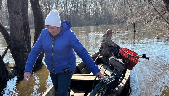 Таїсія Губенко сідає в човен