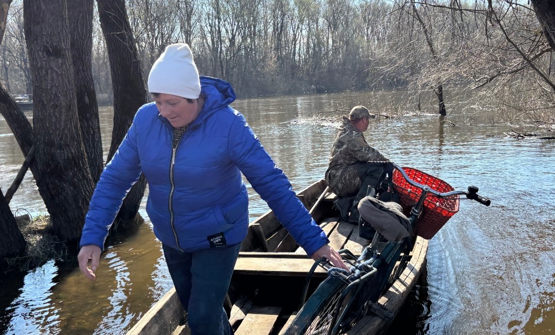 Таїсія Губенко сідає в човен