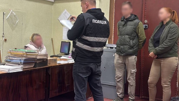 Забезпечувала ухилянтам шлях за кордон: військовослужбовицю РТЦК викрили у злочинній схемі