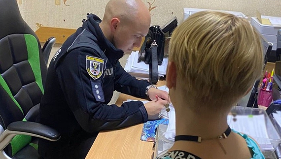 Обдурила пенсіонера під приводом ДТП: на Чернігівщині затримали шахрайку