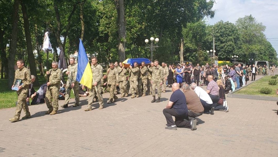 Трьох бійців ЗСУ поховали на Чернігівщині: загинули у боях на Донеччині