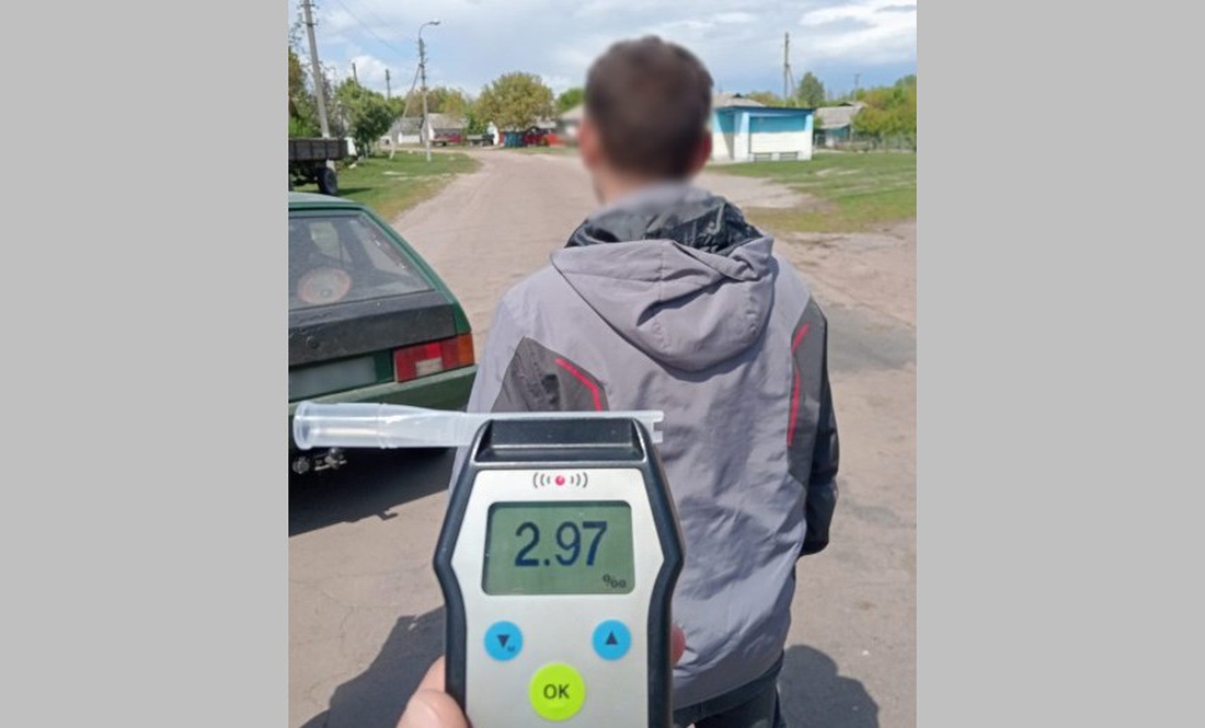 П'яний водій в'їхав у паркан на Чернігівщині та намагався відкупитися від поліції за 10 тисяч гривень