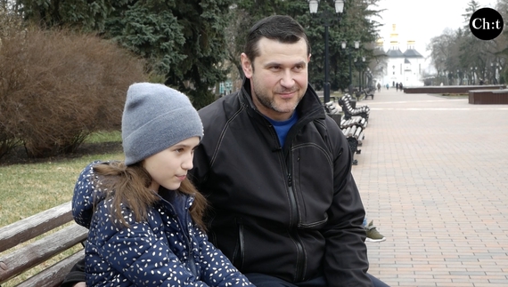 Школярка з Чернігова півроку відкладала гроші, аби подарувати військовому дрон