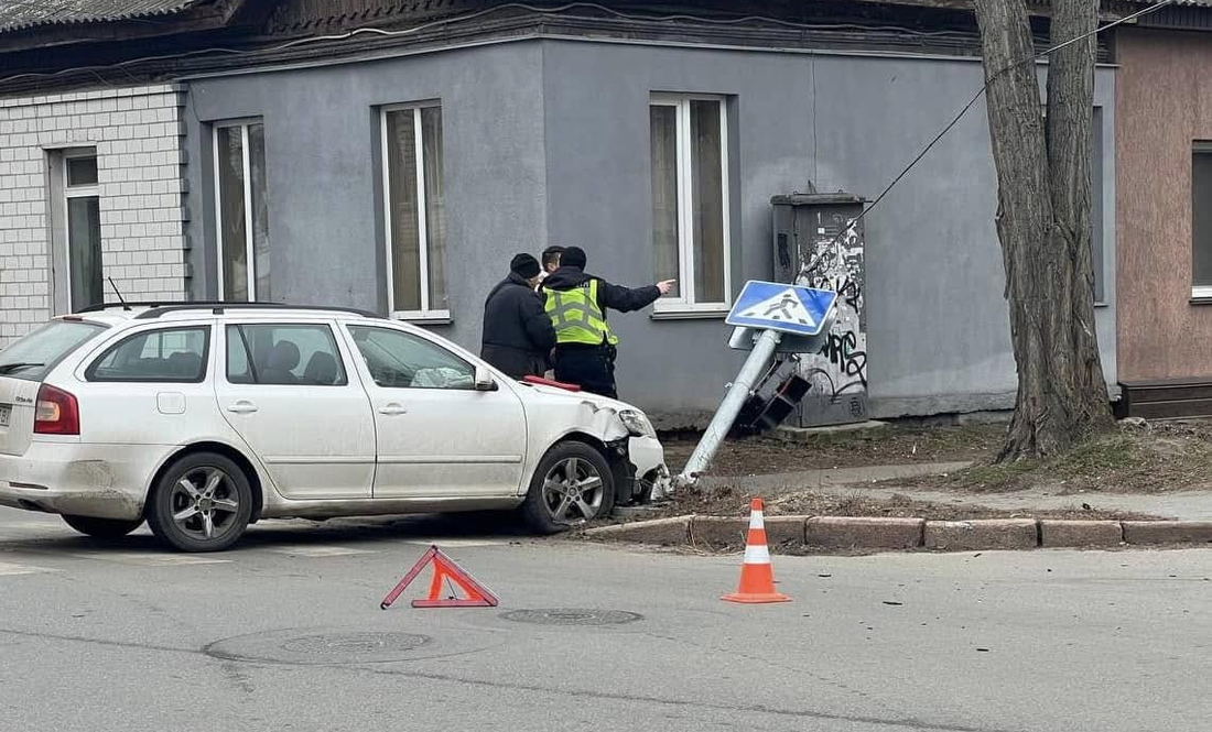 Рушив на червоний: у Чернігові водій Tesla став винуватцем ДТП