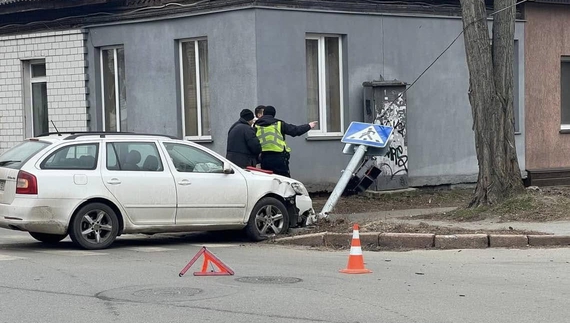 Рушив на червоний: у Чернігові водій Tesla став винуватцем ДТП