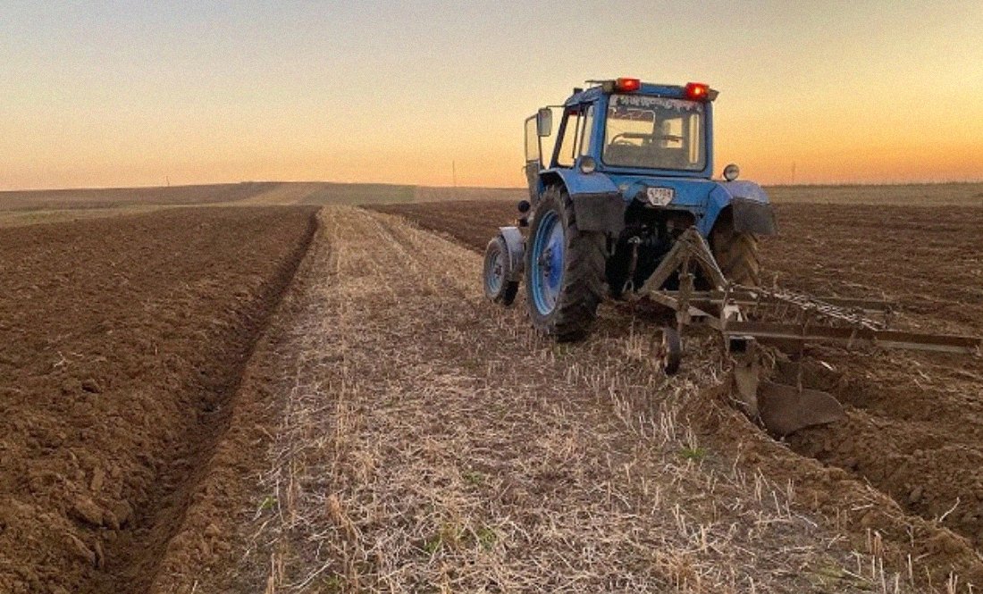 «Інші трактористи косо дивляться»: чоловік із Чернігівщини не завищує ціну на оранку