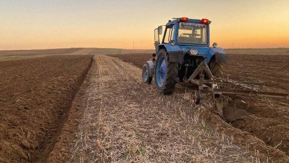 «Інші трактористи косо дивляться»: чоловік із Чернігівщини не завищує ціну на оранку