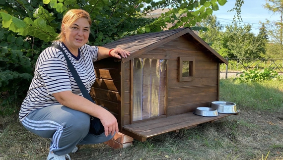 Ірина Павлова, зооволонтерка, біля нової будки
