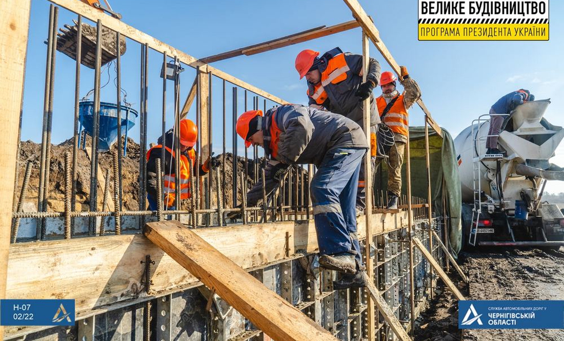 У Новобасанській громаді дорожники ремонтують  міст через річку Недра