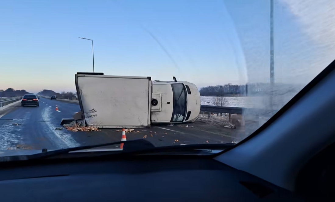 На Чернігівщині перекинулась вантажівка, що перевозила яйця. ВІДЕО