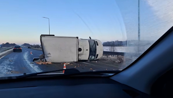На Чернігівщині перекинулась вантажівка, що перевозила яйця. ВІДЕО