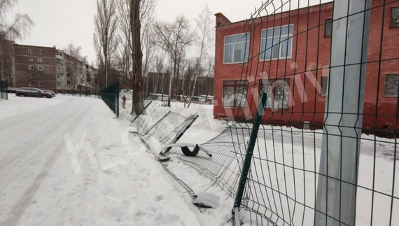 У Чернігові невідомі протаранили огорожу садочка