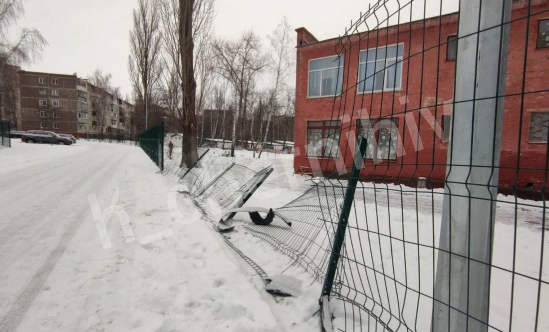 У Чернігові невідомі протаранили огорожу садочка