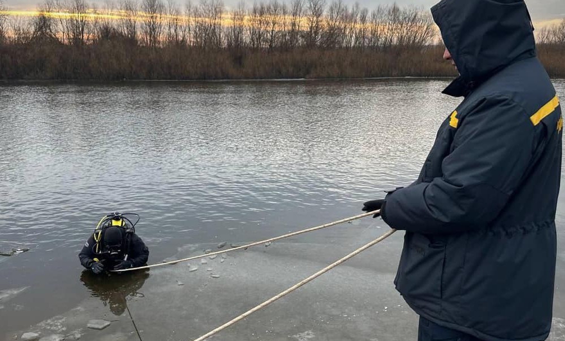 На Чернігівщині дідусь та онук провалилися під лід: рятувальники продовжують пошук