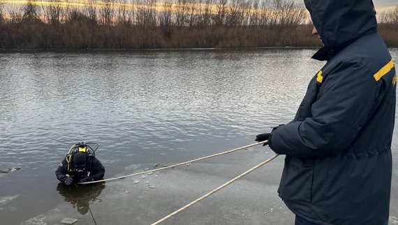 На Чернігівщині дідусь та онук провалилися під лід: рятувальники продовжують пошук