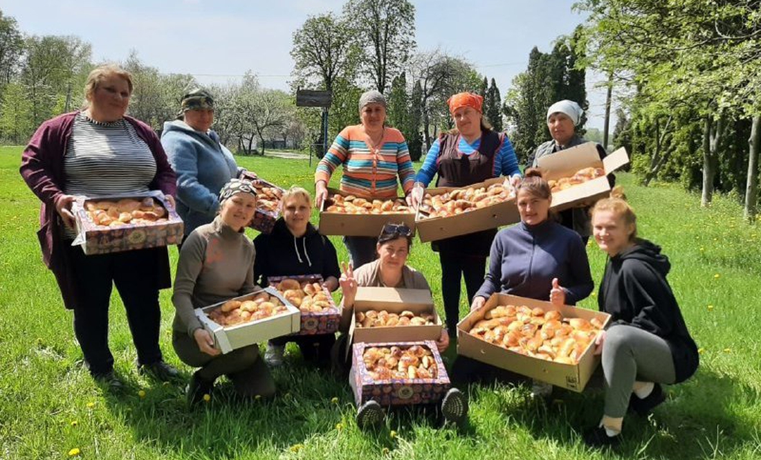 Смаколики для захисників печуть у селі на Бахмаччині