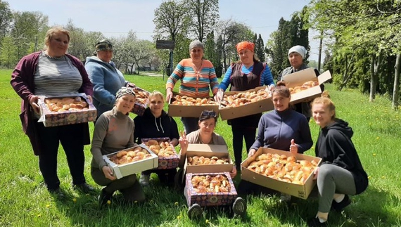 Смаколики для захисників печуть у селі на Бахмаччині