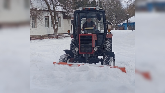 У Комарівській громаді сніг чистили всім селом