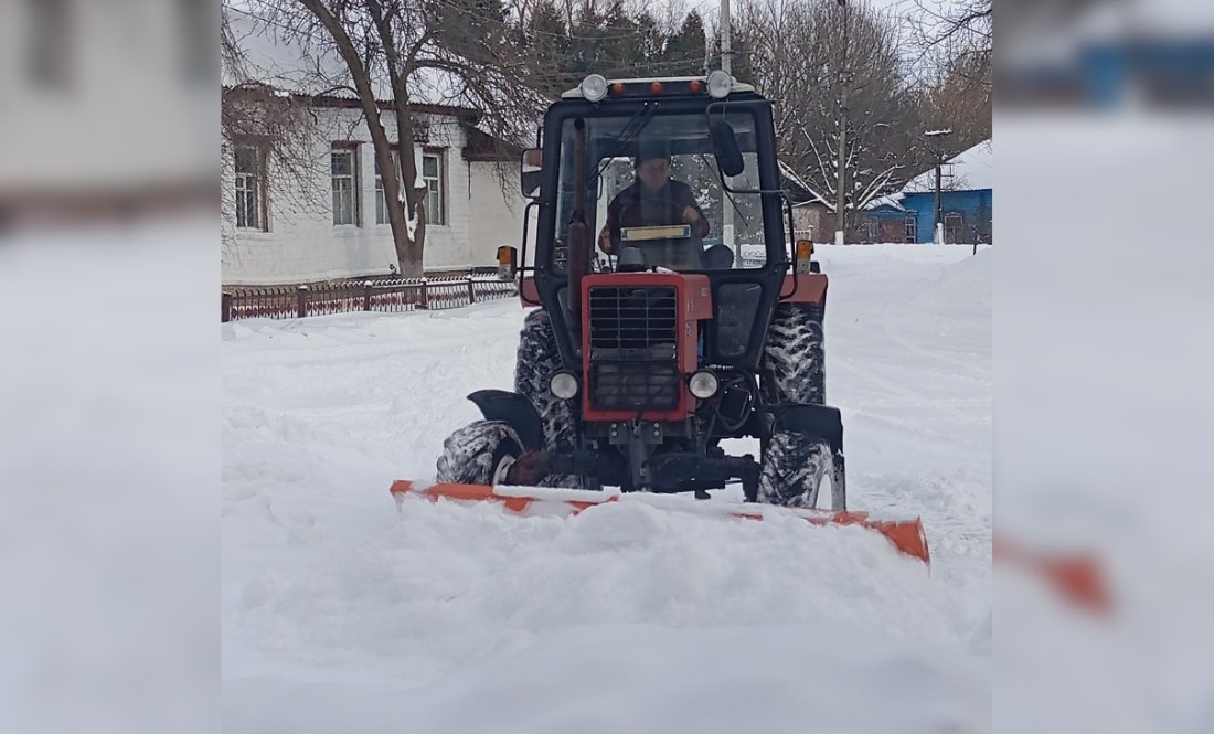 У Комарівській громаді сніг чистили всім селом