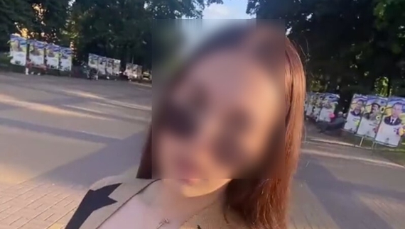 Співала російські пісні на Алеї Героїв: поліція Чернігівщини розслідує інцидент