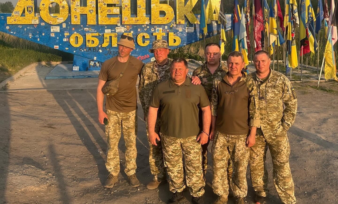 Геннадій Примаков з бойовими побратимами на Донеччині