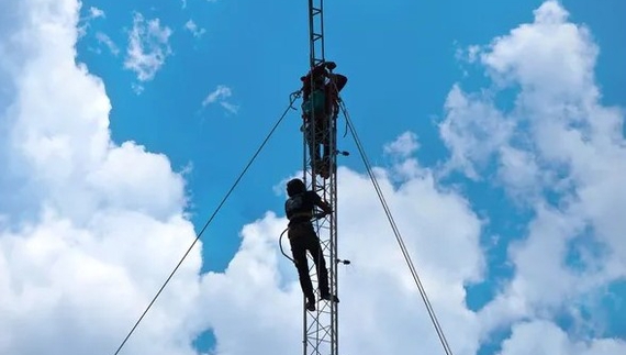 Відновили із ризиком для життя: прикордонна Сеньківка знову зі світлом і мобільним зв'язком