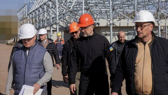 Урядовцям показали, як на Чернігівщині посилюють захист 14 електропідстанцій
