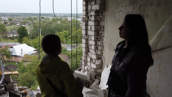 Дірки у стінах і стелі, вибиті вікна і двері: мешканці зруйнованого гуртожитку на Бобровиці мріють про відновлення будинку