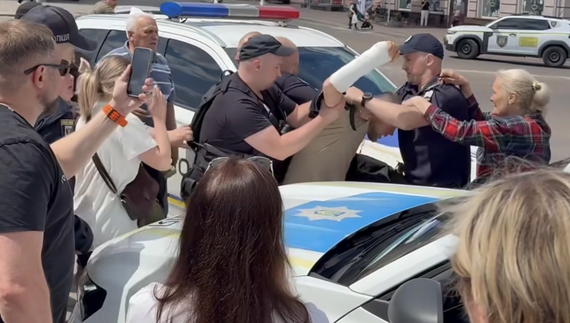 Вкусила поліціянта: подробиці конфлікту в Ніжині, де ветеран побився з патрульними, що супроводжували жалобну процесію