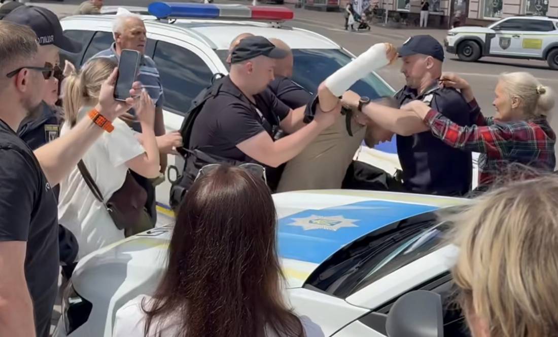 Вкусила поліціянта: подробиці конфлікту в Ніжині, де ветеран побився з патрульними, що супроводжували жалобну процесію
