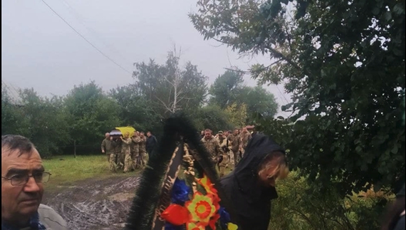 Бився із ворогом під Пісками: у Ніжині попрощались із загиблим солдатом