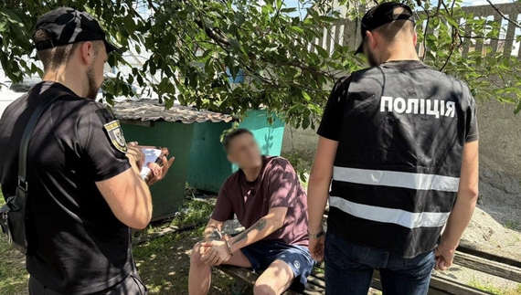 Оперативники встановили, що чоловік збуває наркотики на території Прилук та району. Під час обшуку, а також в його авто виявили та вилучили рослину, схожу на канабіс