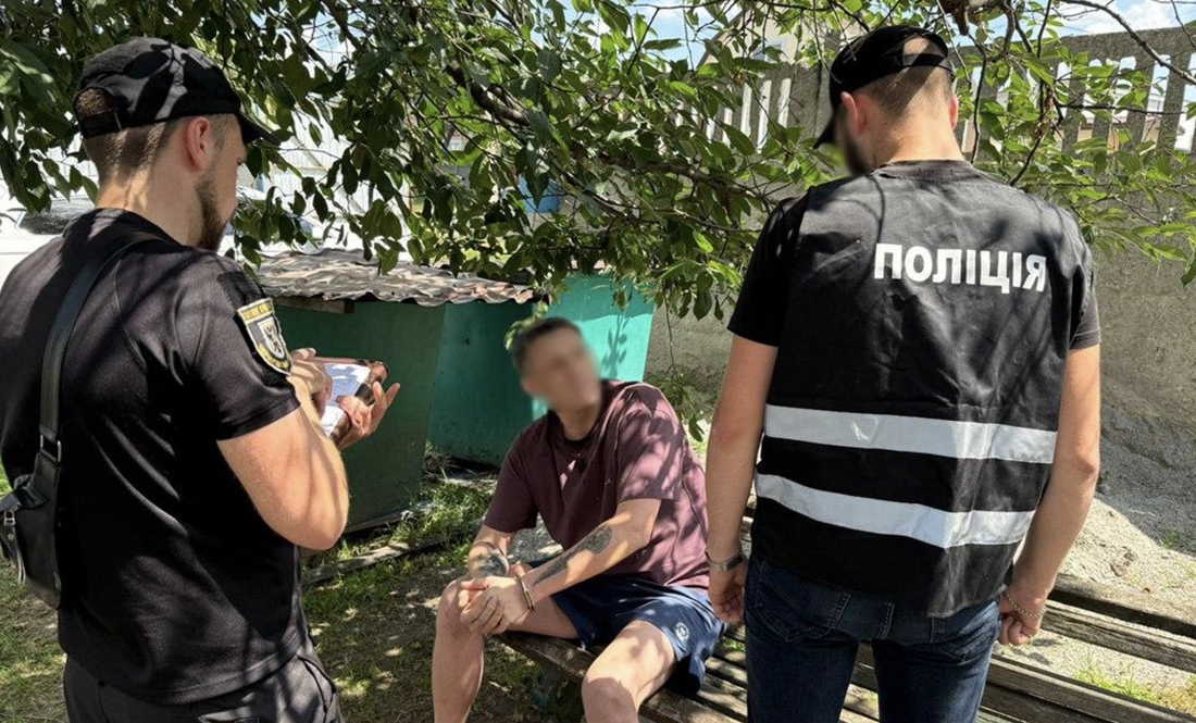 Оперативники встановили, що чоловік збуває наркотики на території Прилук та району. Під час обшуку, а також в його авто виявили та вилучили рослину, схожу на канабіс