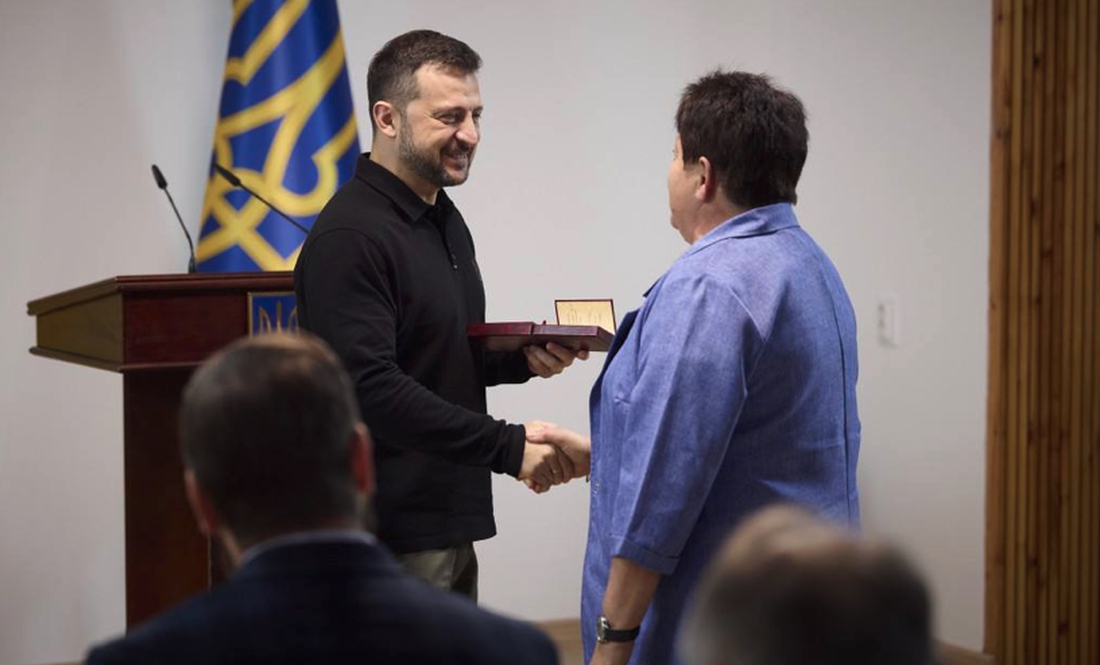 Ніна Рудник отримує нагороду від Зеленського