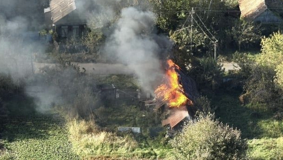 Пожежа у Новгород-Сіверському районі після ворожого обстрілу. 30 вересня 2025 року