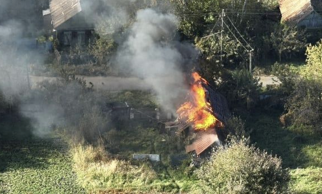 Пожежа у Новгород-Сіверському районі після ворожого обстрілу. 30 вересня 2025 року