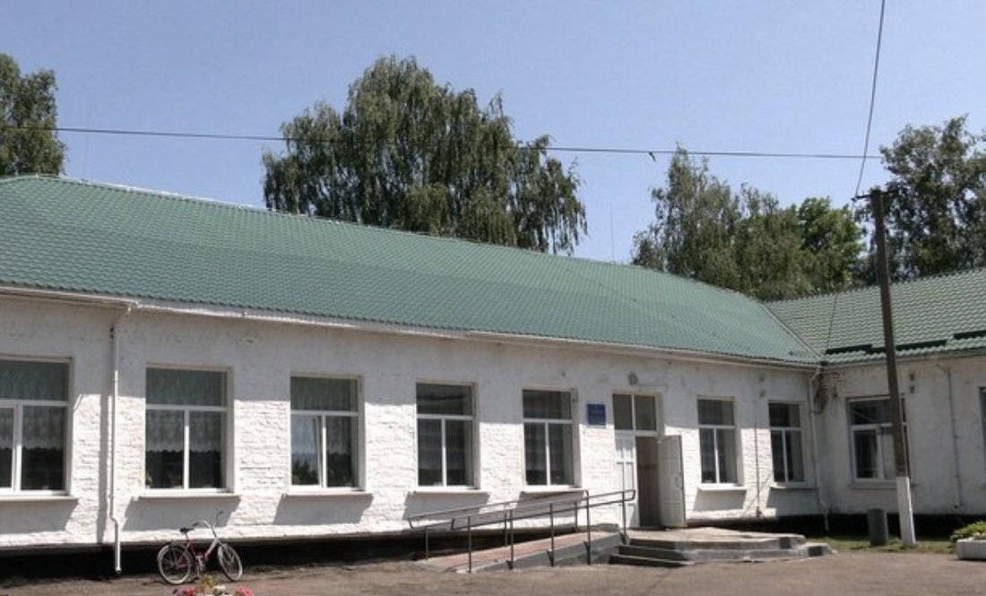 Будівля Комарівської гімназії на Ніжинщині