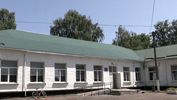 Будівля Комарівської гімназії на Ніжинщині