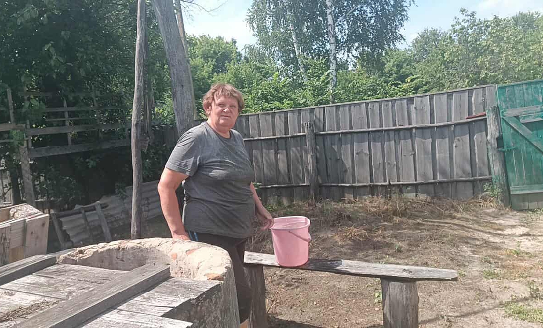 Світлана Швидова біля журавля. Корюківська громада. Чернігівщина