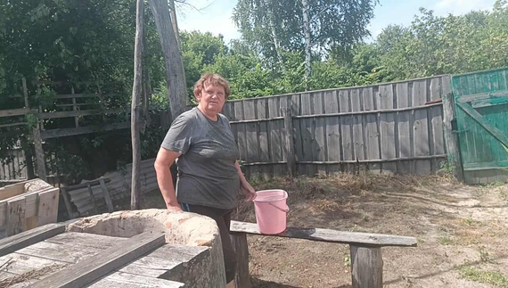 Світлана Швидова біля журавля. Корюківська громада. Чернігівщина