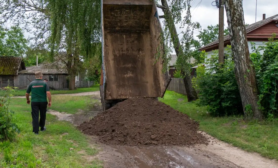 На Чернігівщині ремонтували ґрунтові дороги: допомогли місцеві аграрії