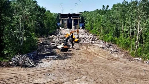 Біля Шестовиці дорожники завершують прибирати завали зруйнованого мосту через Десну